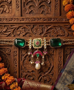 Conjunto de Collar y Pendientes de Diseño en Latón con Acabado Dorado, Cristales y Pedrería en Forma de Flor, Elegante y Moderno para Bodas y Fiestas - Product Image 3