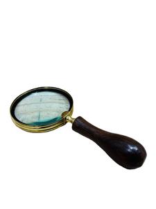 Loupe de 4 pouces en finition laiton avec poignée ronde en bois - Product Image 2