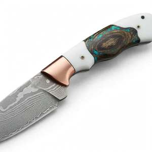 Couteau utilitaire compact artisanal en acier Damas, manche en bois et résine turquoise, poinçon en cuivre, étui en cuir - Product Image 3