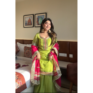 Ensemble Salwar Kameez en polyester de créateur - Tenue de soirée avec haut, bas et dupatta - Product Image 2