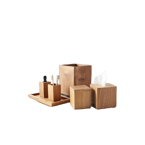 Ensemble de salle de bain écologique en bambou cinq pièces : distributeurs de shampoing et gel douche, porte-brosse à dents en bois, porte-savon en bois - Product Image 1