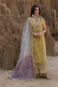 Robe de mariée élégante en dentelle légère, moderne, à volants, simple, blanche, coupe trapèze, col en V profond, bretelles spaghetti, avec appliques et traîne balai/brosse - Product Image 1