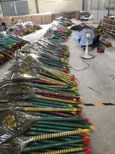 Palo de escoba de mango largo de alta calidad con batidor recogedor de paja de plástico de madera barrido de hierba para uso doméstico eliminación de polvo - Product Image 3