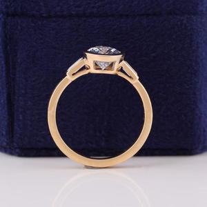 Anillo de compromiso de oro amarillo con diamante en forma de pera engastado en bisel, elegante banda de aniversario, joyería nupcial vintage, regalo para ella - Product Image 2