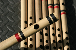 Flûte Bansuri en bambou artisanale, instrument de musique traditionnel indien en bois avec bandes décoratives rouges et noires - Product Image 2