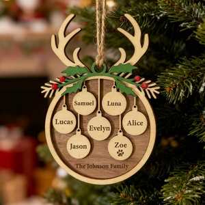 Adorno Navideño de Madera Personalizado con Diseño de Reno, Nombres de Familia Grabados, Decoración Rústica para las Fiestas, Forma Circular - Product Image 1
