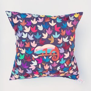 Funda de cojín bordada a mano: Decoración del hogar de Madagascar - Product Image 3
