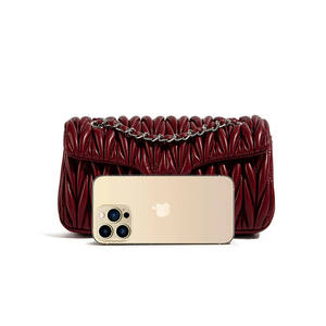 Bolso Cuadrado Pequeño Rojo Clásico, Versátil y Elegante de Alta Gama, Acolchado, con Correa de Cadena Metálica para Mamá, Nuevo Modelo 2026 - Product Image 2