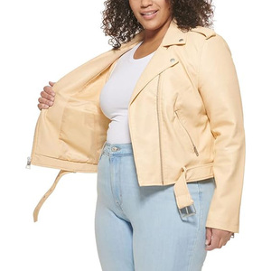 Chaqueta de moto de piel sintética beige para mujer, corta, con cremallera, cuello vuelto, hombreras y cinturón. - Product Image 2