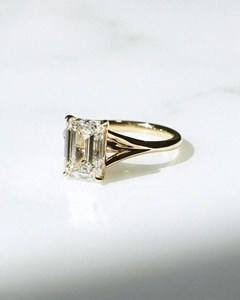 Bague de mariage solitaire classique pour femme en or jaune 14 carats, diamant de laboratoire taille émeraude 1 carat, clarté VS1, couleur E, certifié IGI - Product Image 2