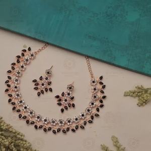 Parure de bijoux de luxe tendance avec collier ras-du-cou en zircon noir motif fleur et feuille ethnique, idéale pour mariage, fiançailles et soirées - Product Image 4