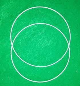 Grand attrape-rêves rond en plumes, fabriqué avec un anneau circulaire en fer, parfait pour la décoration bohème de la maison et comme anneau de base pour abat-jour. - Product Image 3
