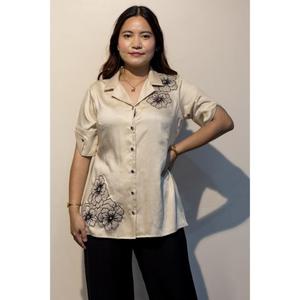 Chemise boutonnée pour femme au quotidien, en tissu doux au toucher et finition élégante, achetez directement auprès du fournisseur - Product Image 1
