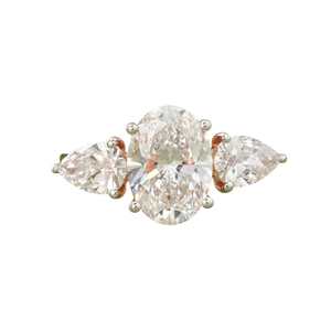 Bague de fiançailles classique à trois pierres en diamant ovale de 2,36 carats cultivé en laboratoire avec pierres latérales en forme de poire, or rose 14 carats, clarté VVS-VS DEF - Product Image 1