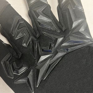 ถุงมือผู้รักษาประตูฟุตบอลนีโอพรีนสีดำคุณภาพพรีเมียม ออกแบบเองได้ หนา 4 มม. ยางลาเท็กซ์เยอรมัน สายรัดยืดหยุ่น ตัดแบบไฮบริด ยางฉีดขึ้นรูป - Product Image 3