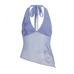 Top corto de punto con logo floral frontal para mujer, estilo europeo, casual de verano, con diseño de espina de pescado, hombro regular, manga corta, de secado rápido - Product Image 2