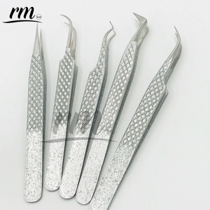 Pinzas RMI con Recubrimiento de Polvo Plateado y Punta de Diamante, Pinzas de Acero Sostenible con Ángulo de 45 Grados y Logotipo Personalizado - Product Image 2