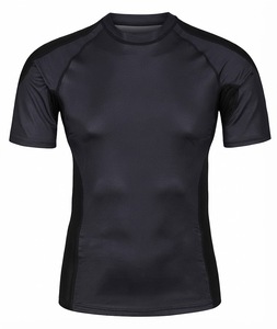เสื้อแรชการ์ดผู้ชายแบบเบาพิเศษ ป้องกันแสงแดด UPF50 แขนสั้น สำหรับเล่นเซิร์ฟ บีเจเจ  โลโก้สั่งทำได้ ผลิตจากโพลีเอสเตอร์ 100% ระบายอากาศได้ดี แห้งเร็ว - Product Image 1