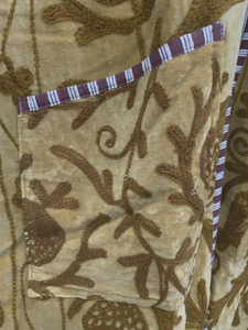 Kimono long en velours brodé Suzani jaune moutarde fait main, style bohème, avec broderie florale grenade - Product Image 2