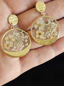 Pendientes Delicados de Resina con Flores Secas, Redondos, Dorados, Modernos, Glaseados, Hechos a Mano, Inspirados en la Naturaleza, Joyería de Diseño, Regalo para Mujer, Artesanía - Product Image 5