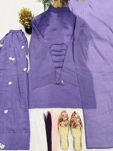 Conjunto de Kurta Morado para Mujer con Bordado Floral Blanco, Corte Holgado, Ropa Casual Tradicional India y Pakistaní - Product Image 6