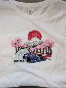 T-shirt en coton blanc Shannon Ashley pour Lily Zneimer OP81, motif brodé paysage urbain perlé, fait main - Product Image 2