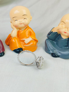 แหวนเพชรทรงรีประดับเพชรข้างในทองคำขาว ออกแบบมาเพื่อความสง่างามเหนือกาลเวลา ให้ประกายระยิบระยับ และหรูหราทันสมัยอย่างประณีต - Product Image 4