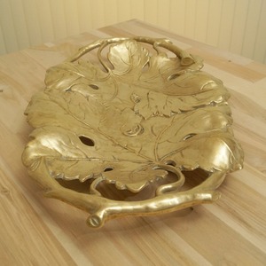 Assiette élégante en forme de feuille, finition dorée, idéale pour le service des invités et la décoration de table haut de gamme dans les hôtels et restaurants. - Product Image 3