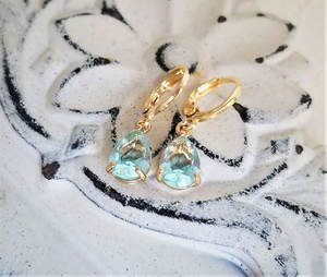 Boucles d'oreilles en laiton plaqué argent avec cristal bleu en forme de cœur, bijoux élégants et tendance - Product Image 3