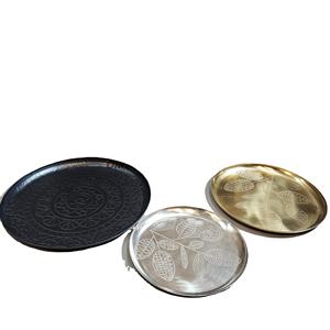 Plateaux de service ronds élégants en argent noir et or avec des motifs détaillés parfaits pour servir des collations et améliorer la décoration - Product Image 1