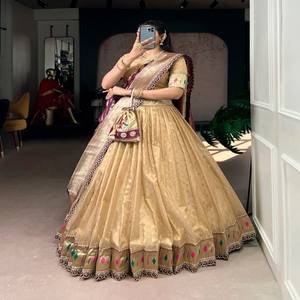 Ensemble Lehenga en Organza VASTRA COTTAGE avec Bordure en Dentelle Zari, Blouse Non Cousue et Dupatta en Soie Jacquard Paithani - Product Image 3