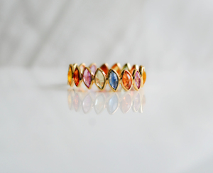 Anillo de Eternidad con Corona de Zafiros Multicolor Corte Marquesa en Oro Amarillo Sólido de 18k - Product Image 2