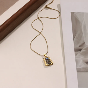 Collar con colgante geométrico para mujer con acabado chapado en oro de 18 quilates y cadena de serpiente impermeable que no se deslustra. - Product Image 2