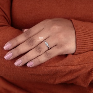 Bague de fiançailles ovale en diamant de laboratoire, or 14 carats, trois pierres, sertissage Muse, cadeaux de mariage, fabricant et fournisseur OEM ODM - Product Image 5