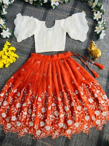 Conjunto de Lehenga Choli de Bollywood para Niñas al por Mayor: Top Corto Blanco con Volantes y Falda de Seda Naranja y Rosa con Estampado Floral Intenso para Fiesta - Product Image 3