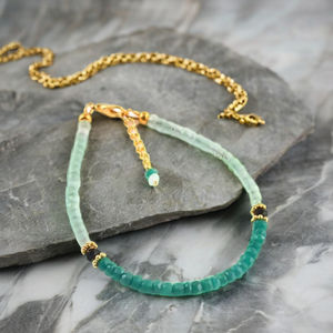 Hermosa pulsera de cuentas de piedra verde esmeralda Regalo de piedra natal perfecto para niñas y mujeres Joyería de patrón único - Product Image 1