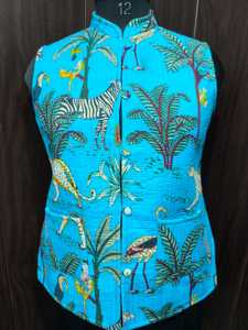 Chaqueta de Lujo Acolchada sin Mangas con Estampado Artístico de Vida Silvestre, Motivos Tropicales Elegantes y Corte Contemporáneo - Product Image 2