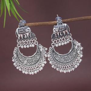 Boucles d'oreilles pendantes afghanes vintage en argent oxydé avec rubis et perle - Product Image 5