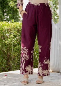 Kurta en coton pur pour femmes avec motifs ethniques imprimés et travail de broderie régulier, accompagné de pantalon - Product Image 4