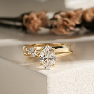 Anillo de Compromiso con Diamante de Corte Oval en Oro Amarillo con Piedras Laterales Marquise y Redondas, Anillo de Novia de Lujo, Regalo de Boda - Product Image 1