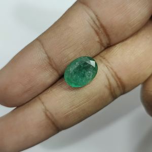Émeraude ovale verte de 3,57 carats provenant de la Zambie - Product Image 1