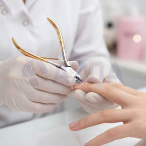 Vente en gros de pinces à cuticules en acier inoxydable avec manche plaqué or, outil professionnel pour le soin des ongles, coupe biseautée précise, manucure et pédicure - Product Image 4