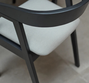 ชุดโต๊ะรับประทานอาหารไม้สักแท้สไตล์โมเดิร์นพร้อมเก้าอี้ขาไขว้ เฟอร์นิเจอร์ห้องรับประทานอาหารร่วมสมัยสำหรับใช้ในโรงแรมและวิลล่า - Product Image 5