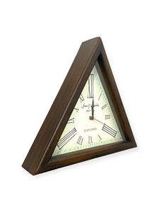 Horloge murale en bois de style Art déco à design triangulaire avec mouvement analogique à quartz de style antique pour la décoration moderne de la maison et du bureau - Product Image 2