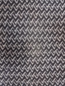 Tela de Nailon Tejida con Estampado Zig Zag en Negro y Beige, Transpirable y Ligera, para Vestidos de Mujer y Niña, Alta Demanda - Product Image 3