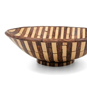 Assiette en bois de coco à motif zèbre 23,5 cm, assiette de service en coquille de coco faite à la main, vaisselle en bois de qualité alimentaire - Product Image 1