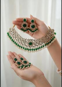 Exquisita gargantilla tribal afgana con incrustaciones de mosaico circular, dijes de monedas antiguas y colgantes de cuentas multicolor. - Product Image 6