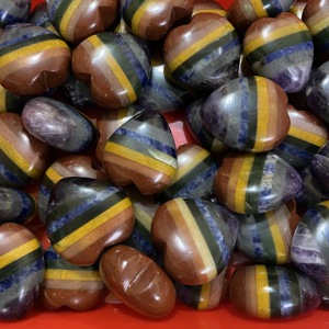 Vente en gros de cœurs en pierre 7 chakras, polis, en cristal arc-en-ciel, pour la décoration - Product Image 3