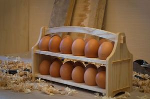 Porta huevos de madera natural, adecuado para guardar huevos frescos en encimeras y mostradores de cocina rústica. - Product Image 4