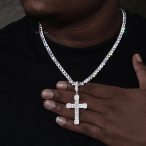 Pendentif Croix en Argent Sterling 925 avec Moissanite, Motif Tressé Givré, Fait Main - Product Image 1